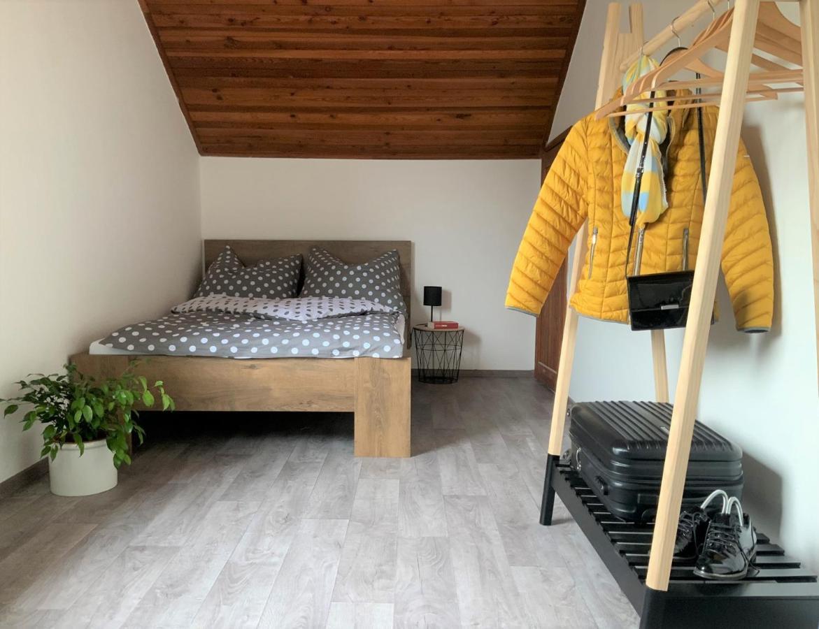 Apartman V Podkrovi Hostinné Dış mekan fotoğraf