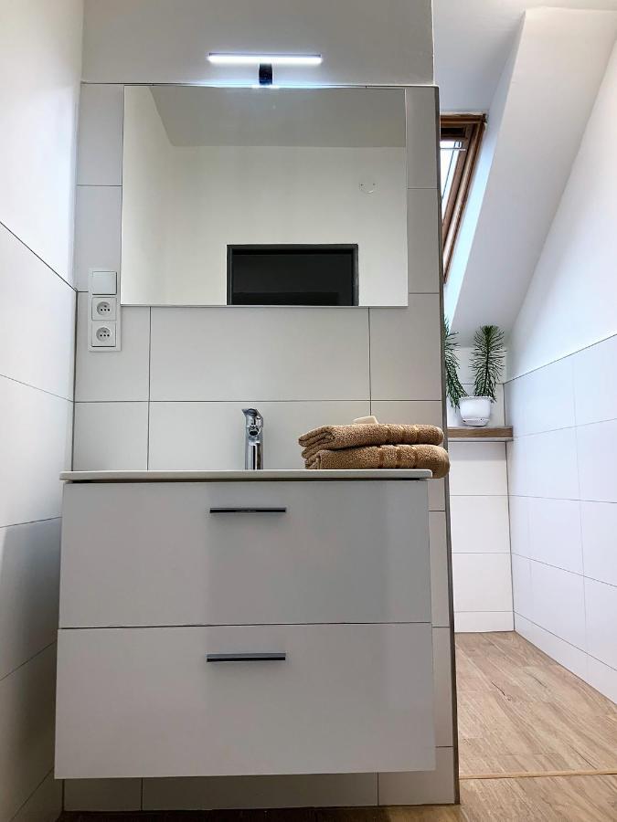 Apartman V Podkrovi Hostinné Dış mekan fotoğraf