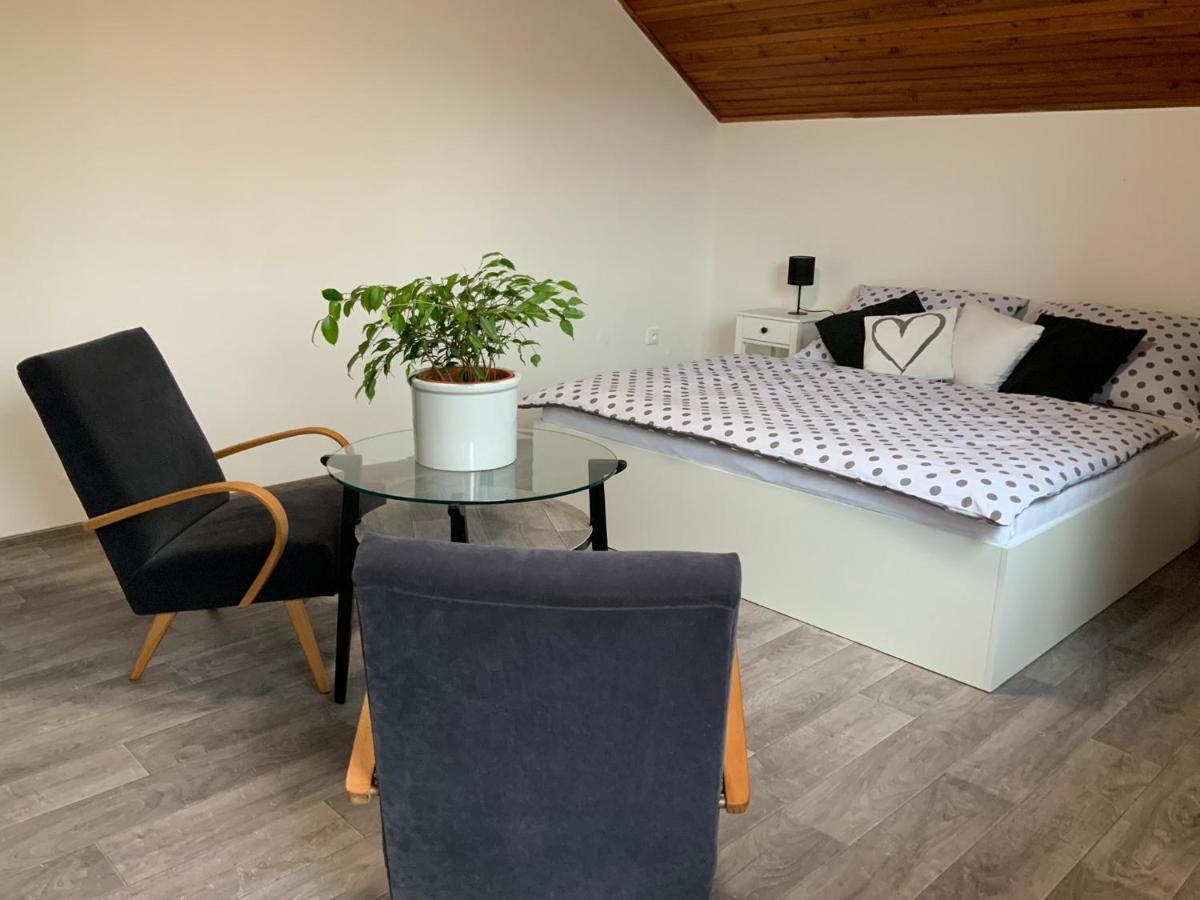 Apartman V Podkrovi Hostinné Dış mekan fotoğraf