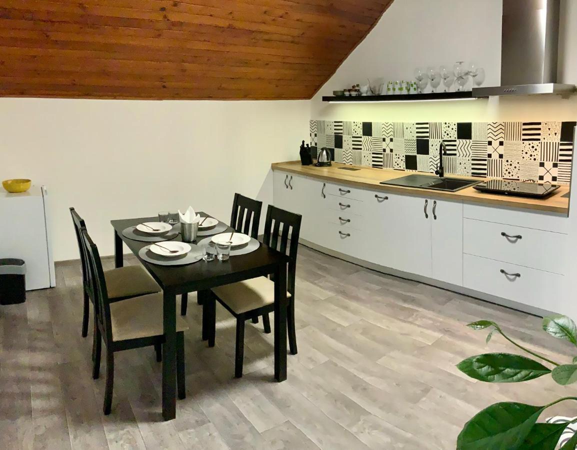 Apartman V Podkrovi Hostinné Dış mekan fotoğraf